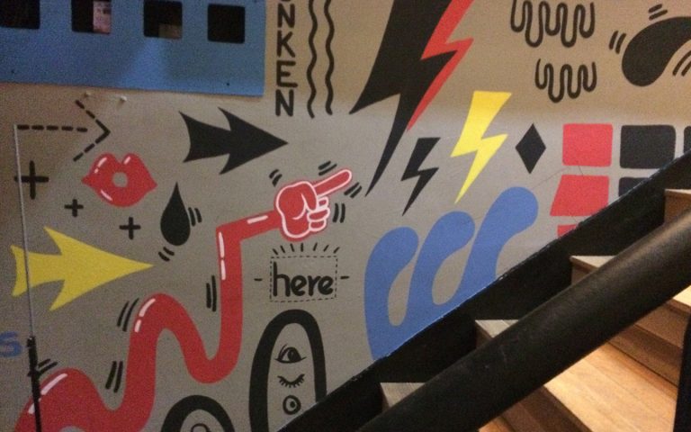 엉터리비어 계단벽